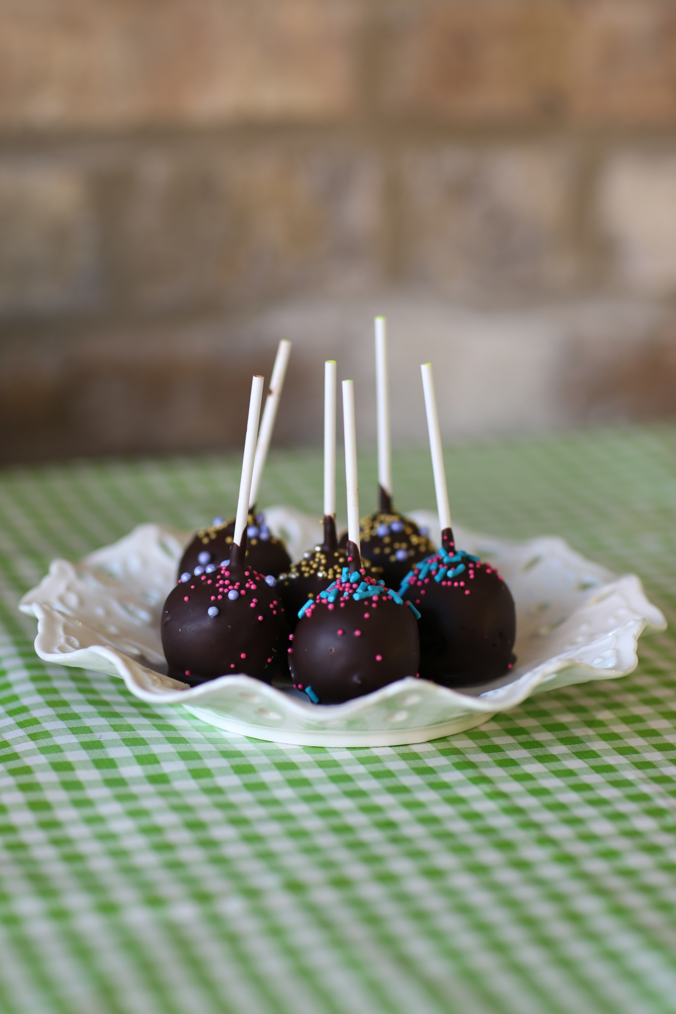 Chocolate Cake Pops with Chocolate Coating